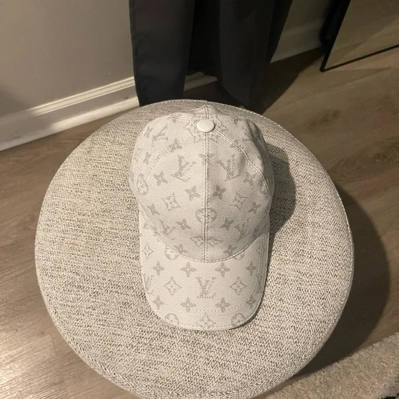 Louis Vuitton While and Gray leather Monogram Cap Size M
Authentic - Picture 4 of 7